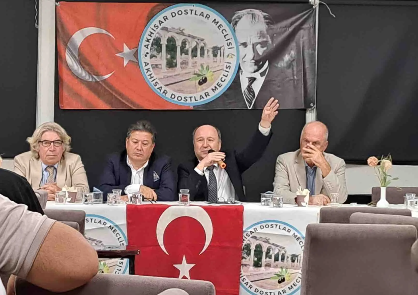 Akhisar Ticaret ve Sanayi Odası başkanlığına aday olan Ufuk Merde, "Hizmet için rahatımı bozuyorum. Üyelerimize hizmet için feda olsun"