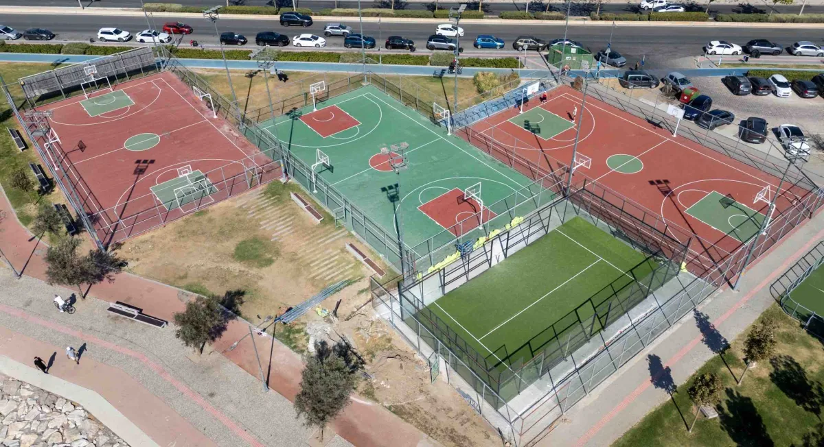 Bostanlı’da padel kortları tamamlanıyor