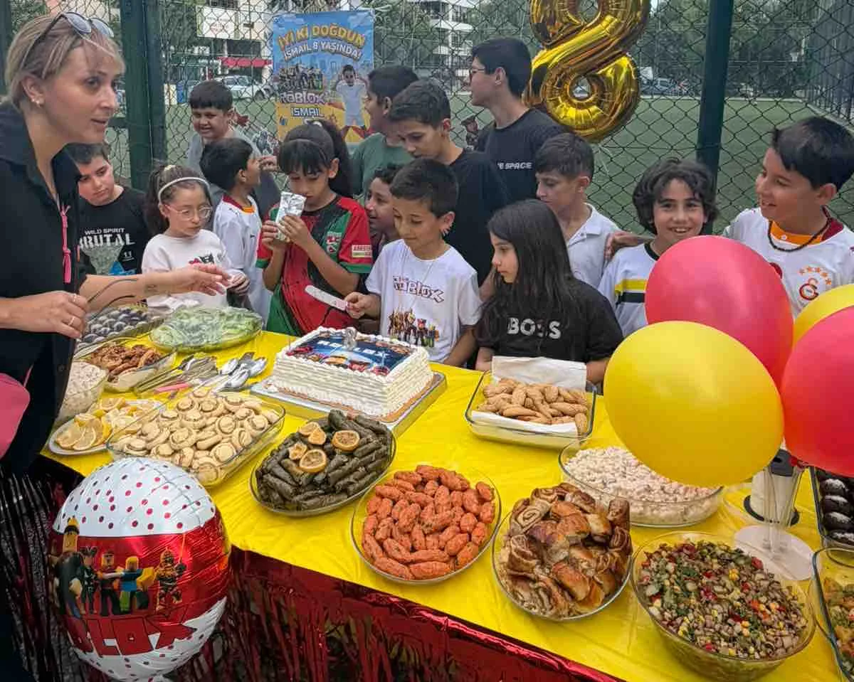 Minik futbolcu doğum gününü futbol sahasında kutladı