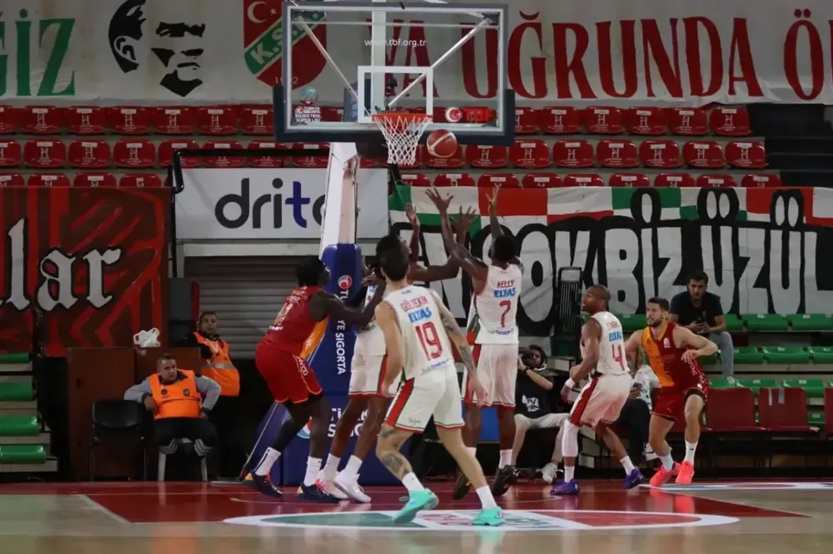 Seyircisiz maçta TBF'den Karşıyaka'ya "Fazla seyirci" cezası
