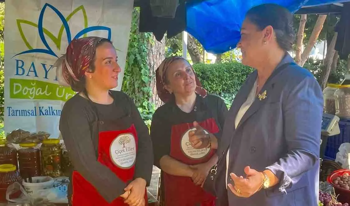 CHP İzmir İl Kadın Kolları'ndan pazar ziyaretleri