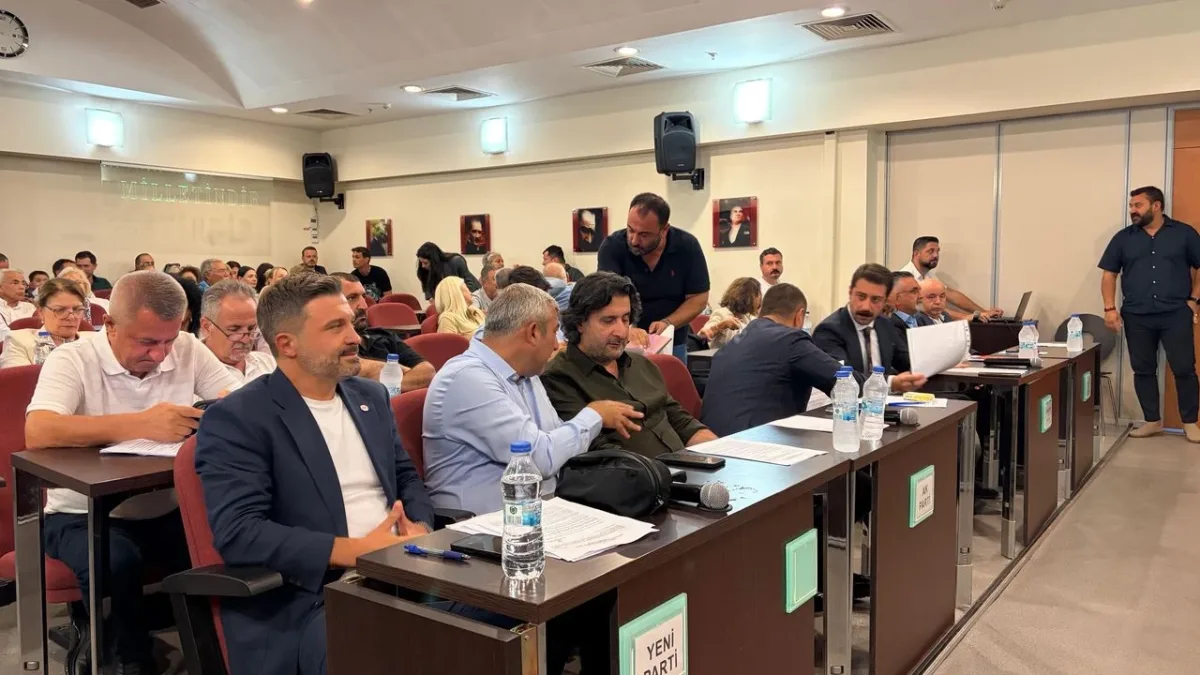 YENİ Parti'den Karşıyaka'daki çöpler için seferberlik çağrısı
