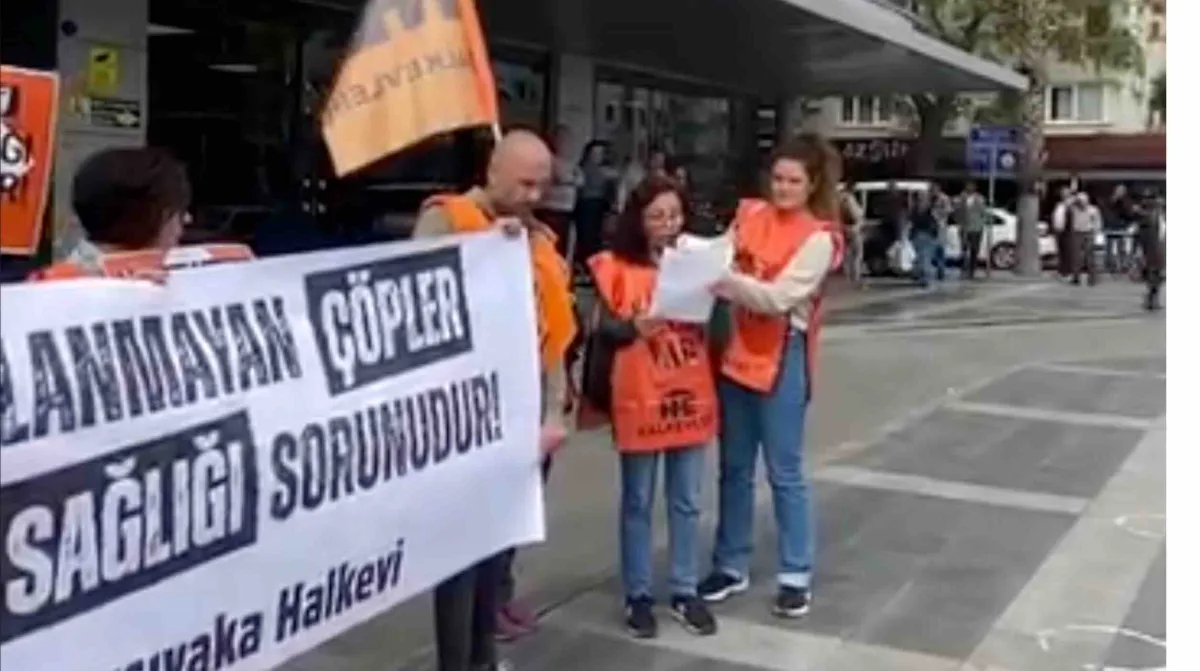 İzmir Halkevleri’nden Karşıyaka Belediyesi önünde çöp tepkisi