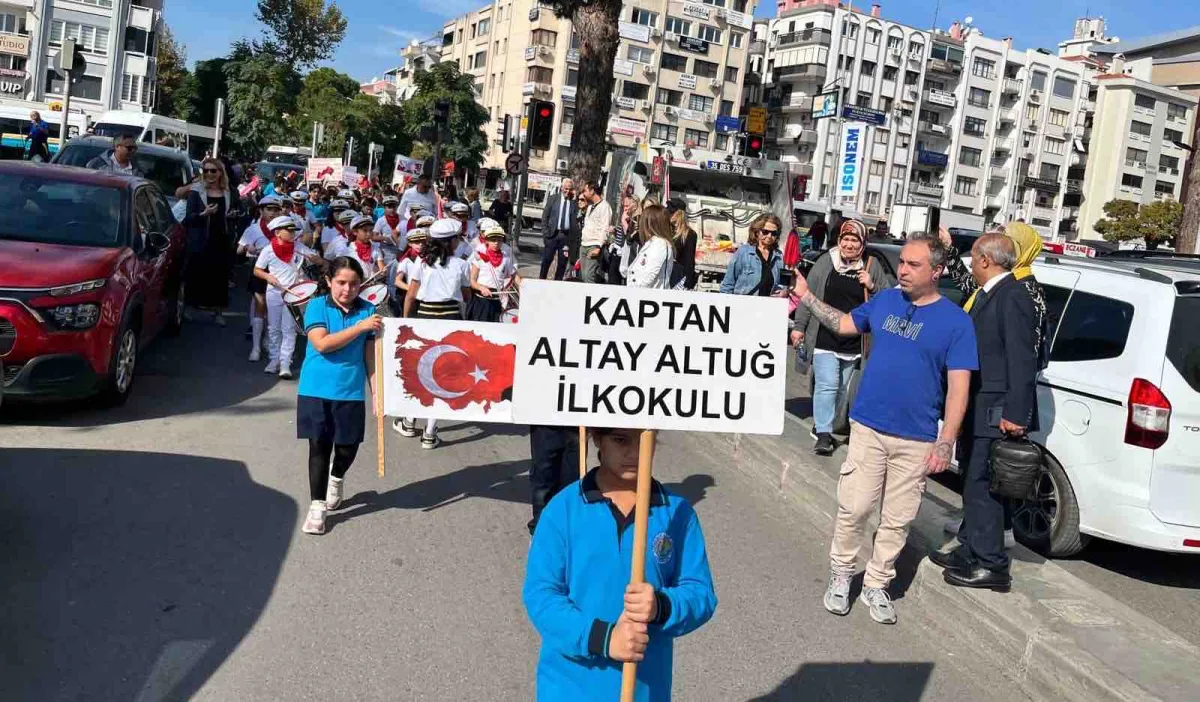 Karşıyaka’da Cumhuriyet Coşkusu Sokaklara Taştı: Öğrencilerden Bando Eşliğinde Yürüyüş