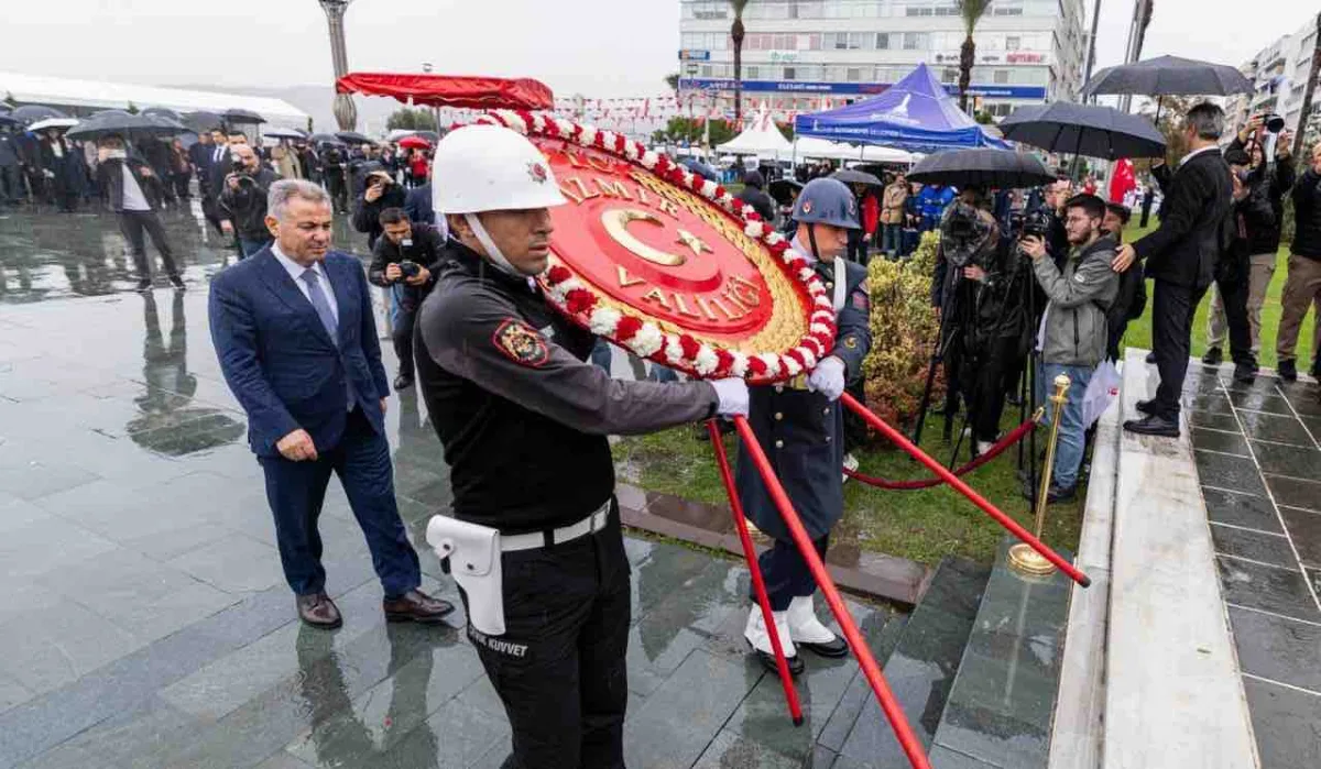 İzmir'de Cumhuriyet Bayramı kutlamaları çelenk sunma töreni ile başladı