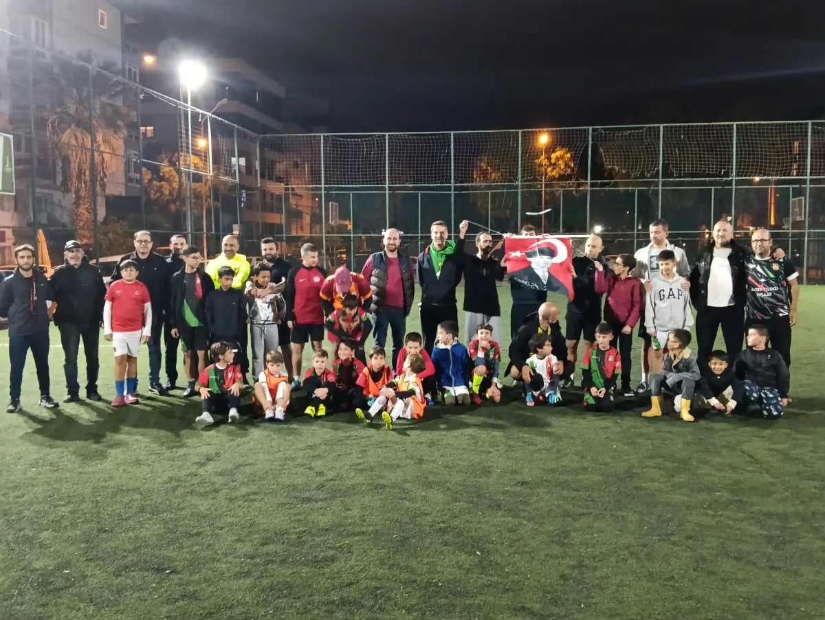 Bostanlısporlu küçük futbolcular  29 Ekim Cumhuriyet Bayramını babalarıyla sahada kutladı