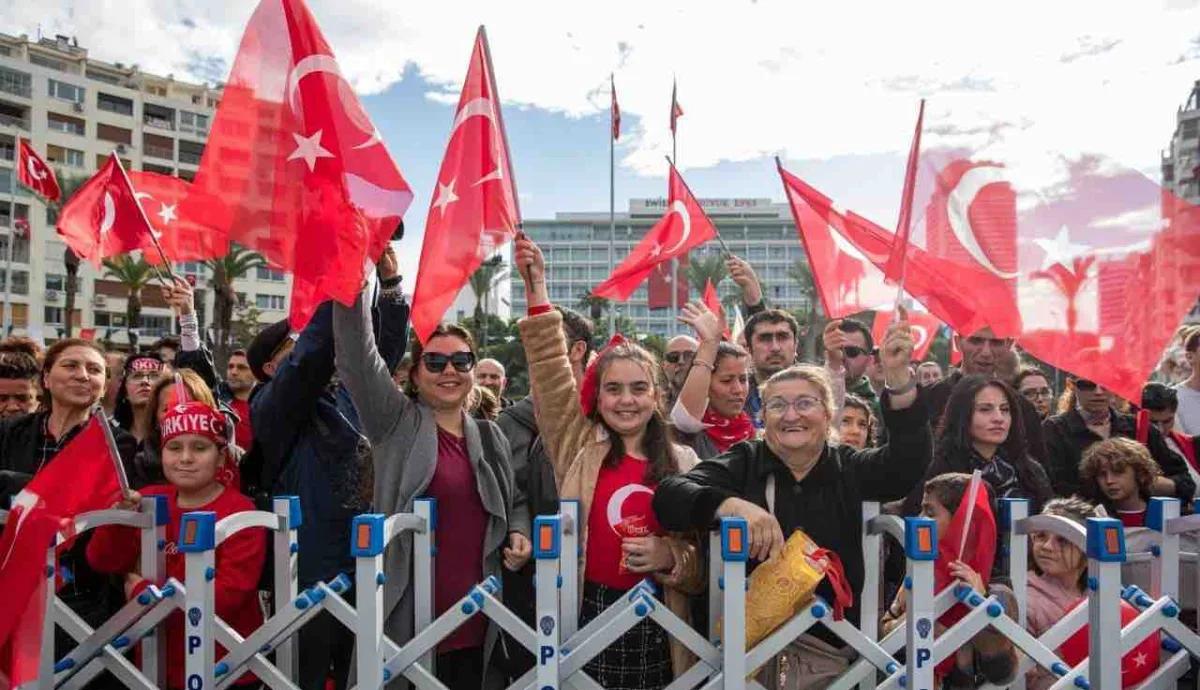 İzmir’de Cumhuriyet coşkusu meydanlara sığmadı