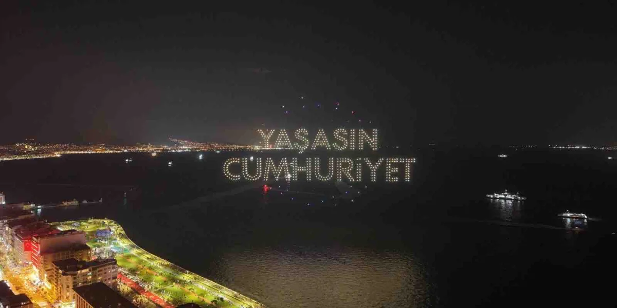 İzmir'de drone gösterisi büyüledi